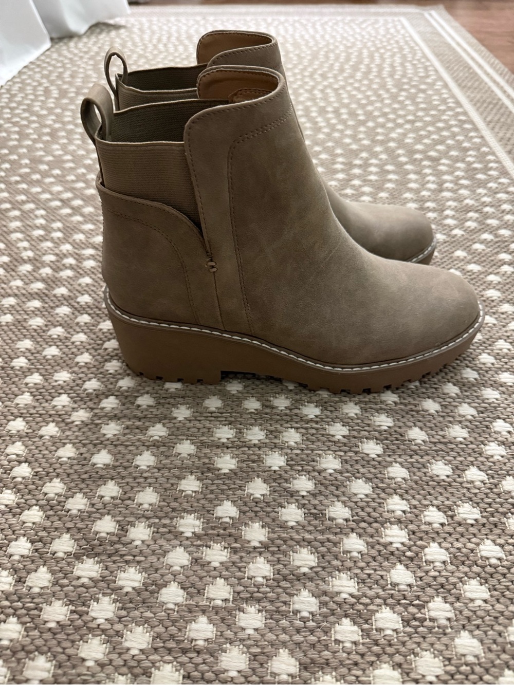 DV Dolce Vita Women’s “Rancher” Taupe Chelsea Lug Ankle Boots, Size 8 - Picture 3 of 10